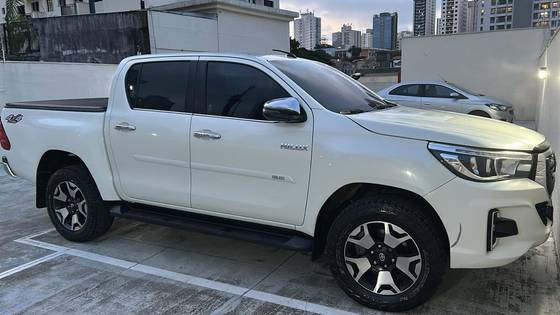 TOYOTA HILUX 2.8 SRX 4X4 CD 16V DIESEL 4P AUTOMÁTICO TOYOTA HILUX 2.8 SRX 4X4 CD 16V DIESEL 4P AUTOMÁTICO